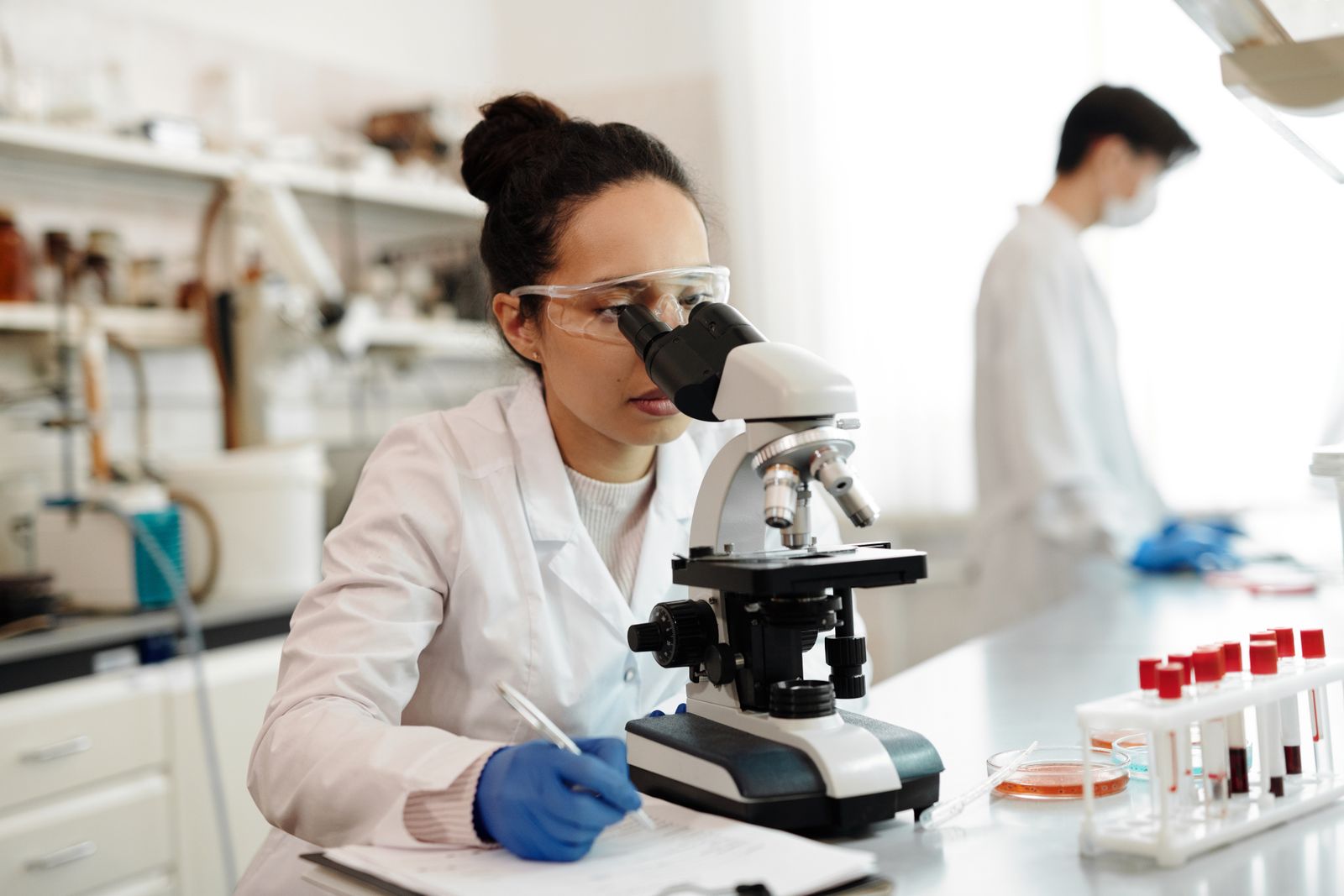 Analyse au microscope en laboratoire de biologie médicale