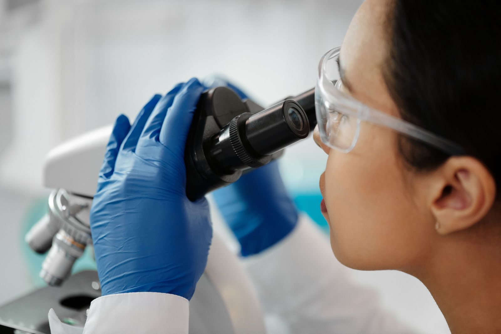 Technicien de laboratoire au travail